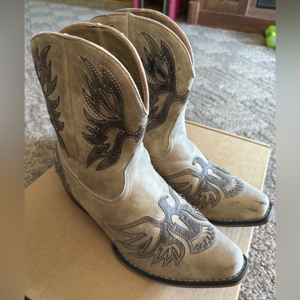 Roper Amelia Booties boots. Snip Toe 10.5 B Tan.